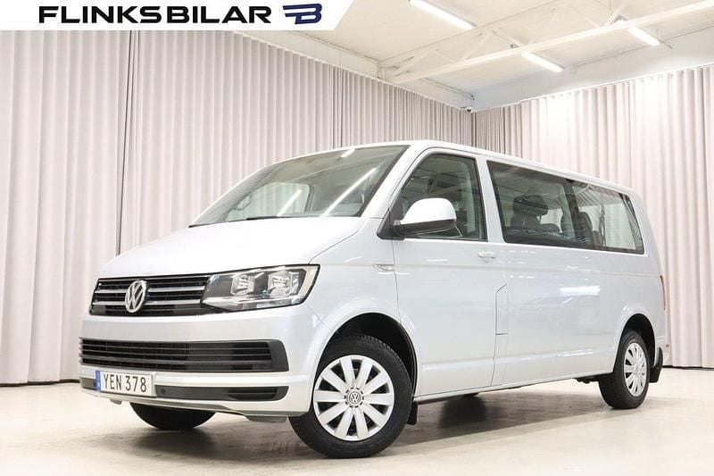 Silver Begagnad 2016 VW Caravelle Minibuss | 319 700 kr (Bra pris) - Bild 1/4