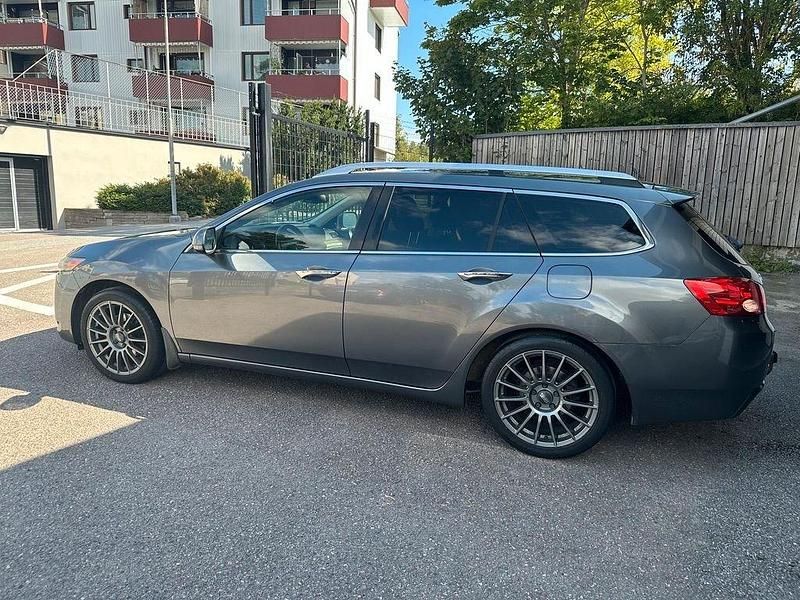 Begagnad Honda Accord Elegance 157 HK (115 kW) 2010 Ljusgrå Kombi