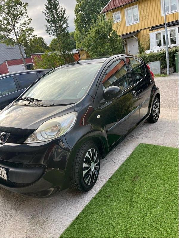 Svart Begagnad 2009 Peugeot 107 Halvkombi | 34 000 kr (Marknadspris) - Bild 1/4