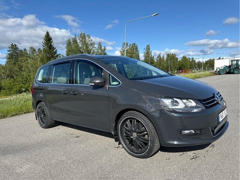Grå Begagnad 2012 VW Sharan Minibuss | 119 900 kr (Dyr) - Bild 1/4