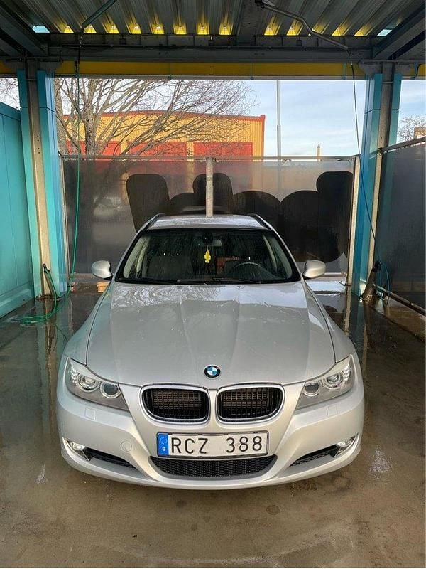 Silver Begagnad 2010 BMW 320 Comfort Edition Kombi | 65 000 kr (Bra pris) - Bild 1/4