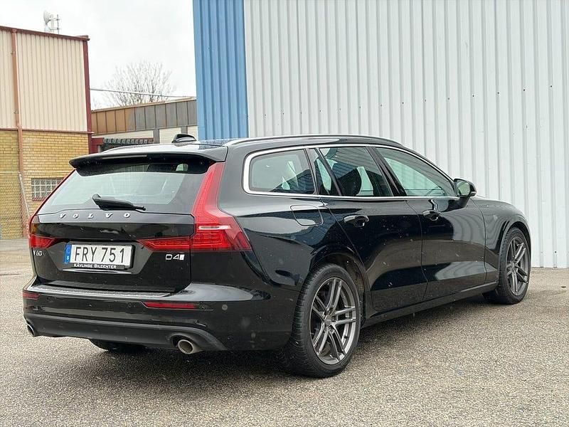Begagnad Volvo V60 Momentum 200 HK (147 kW) 2019 Svart Kombi