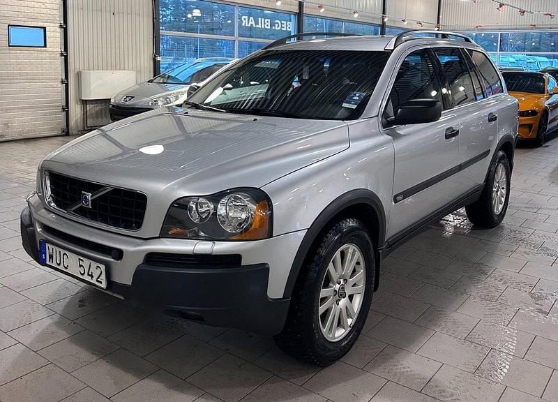 Ljusgrå Begagnad 2005 Volvo XC90 Kinetic SUV | 64 900 kr (Bra pris) - Bild 1/4