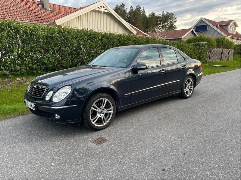 Svart Begagnad 2004 Mercedes E320 Sedan | 65 000 kr (Marknadspris) - Bild 1/4