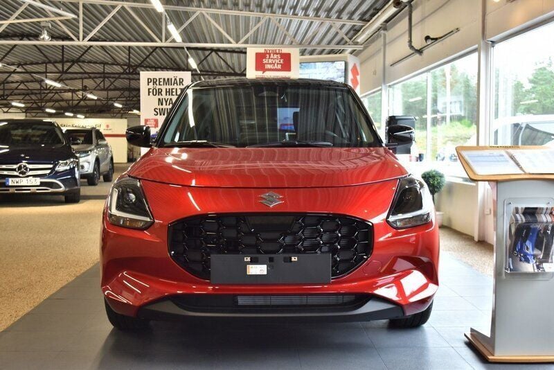 Begagnad Suzuki Swift 83 HK (61 kW) 2024 Röd Halvkombi