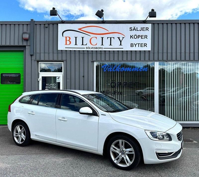 Vit Begagnad 2017 Volvo V60 Momentum Kombi | 159 900 kr (Bra pris) - Bild 1/4