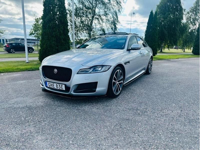 Silver Begagnad 2016 Jaguar XF Sedan | 169 000 kr - Bild 1/4