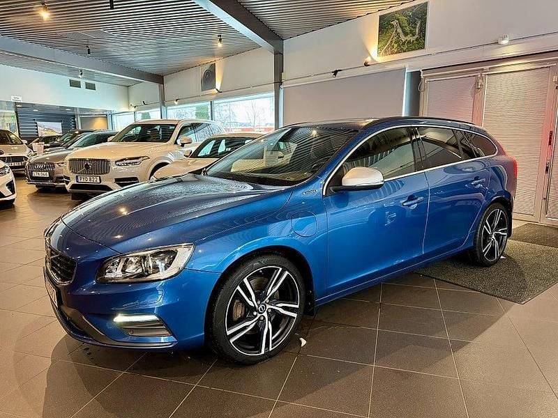 Blå Begagnad 2017 Volvo V60 R-Design Kombi | 199 000 kr (Marknadspris) - Bild 1/4
