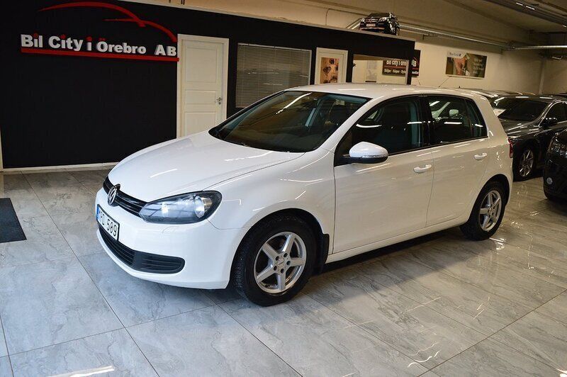 Vit Begagnad 2011 VW Golf VI Halvkombi | 64 900 kr (Marknadspris) - Bild 1/4