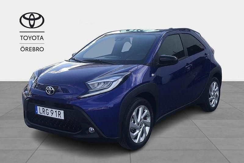 Mörkblå Begagnad 2024 Toyota Aygo Comfort Halvkombi | 189 900 kr (Marknadspris) - Bild 1/4