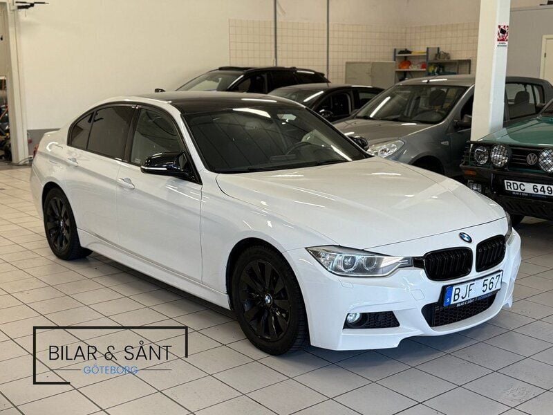 Vit Begagnad 2013 BMW 320 M Sport Sedan | 179 900 kr (Lite dyr) - Bild 1/4