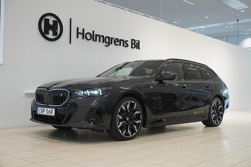 Grå Begagnad 2025 BMW i5 M Sport Sedan | 1 052 000 kr - Bild 1/4