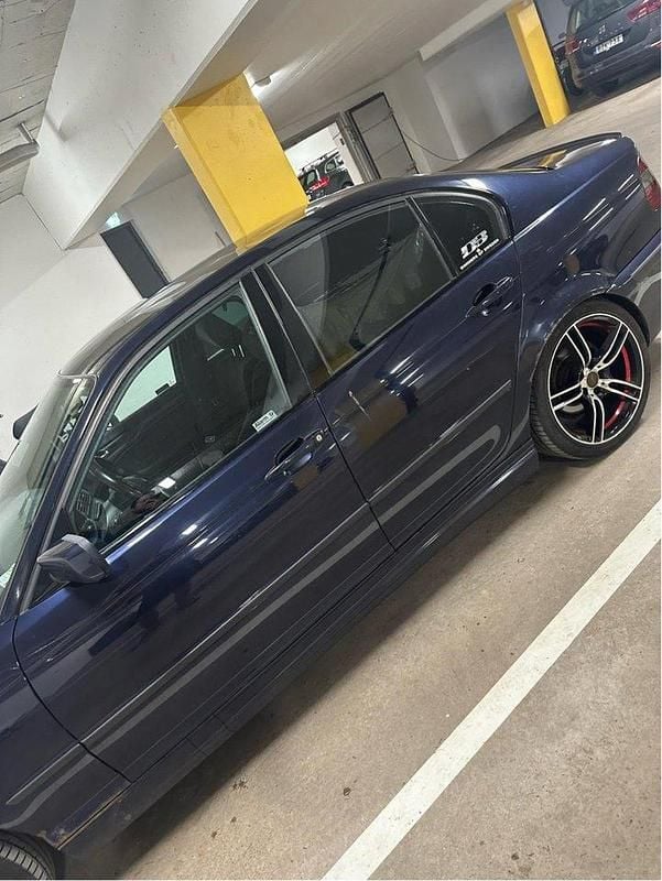 Blå Begagnad 2003 BMW 320 M Sport Sedan | 25 000 kr (Superpris) - Bild 1/4