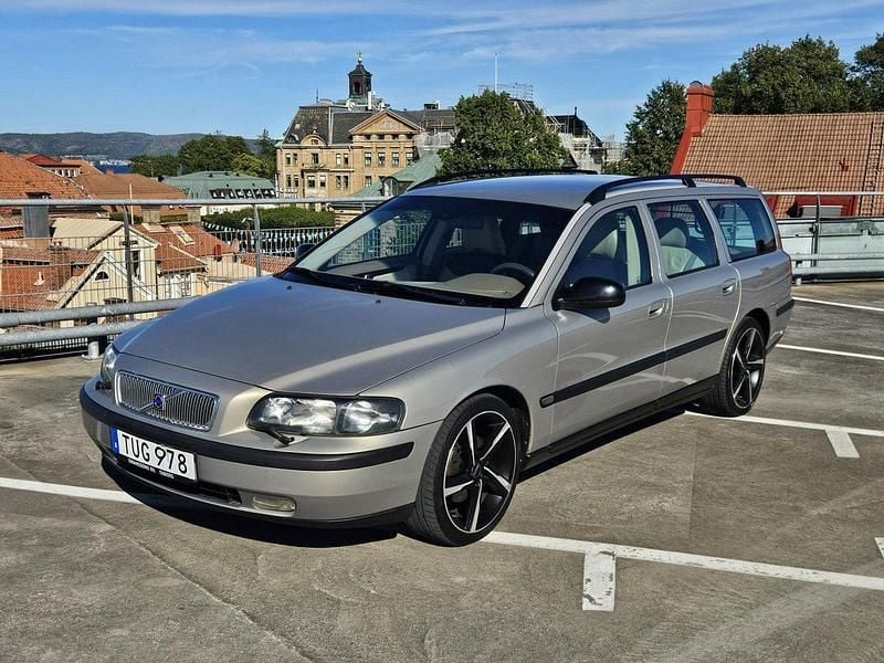 Brun Begagnad 2003 Volvo V70 Business Edition Kombi | 19 500 kr (Marknadspris) - Bild 1/4