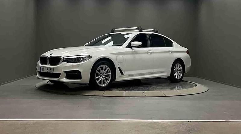 Vit Begagnad 2020 BMW 530e iPerformance Sedan | 299 000 kr (Bra pris) - Bild 1/1