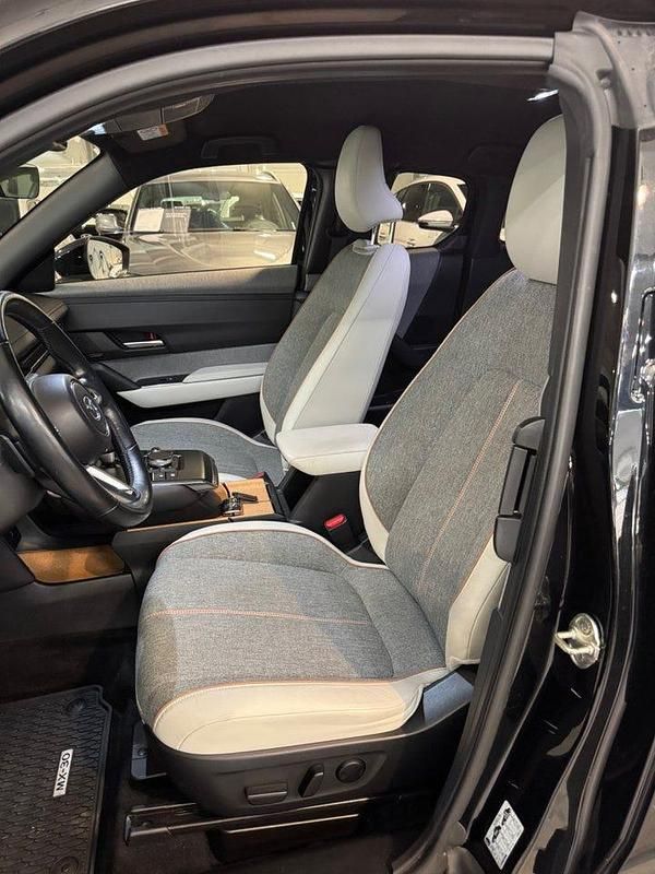 Begagnad Mazda MX30 Makoto 105 kW (143 HK) 2022 Svart SUV