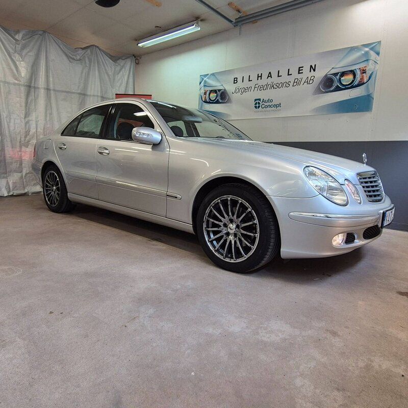 Silver Begagnad 2002 Mercedes E240 Elegance Sedan | 79 000 kr - Bild 1/4