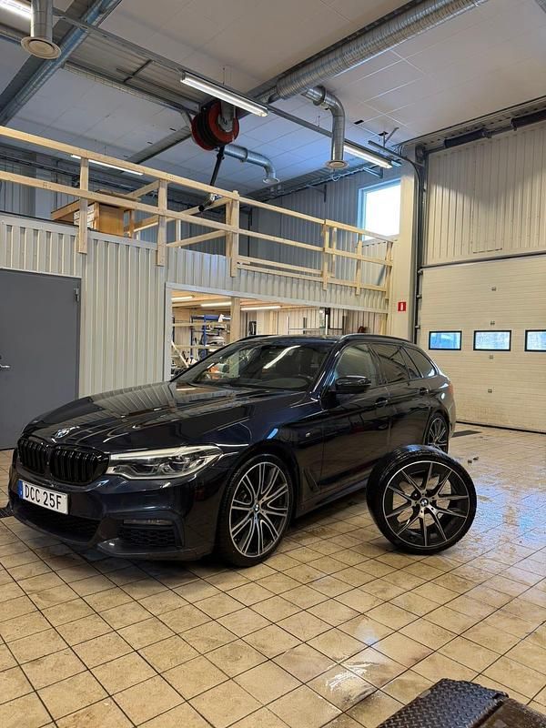 Begagnad 2020 BMW 520 M Sport | 245 000 kr - Bild 1/4