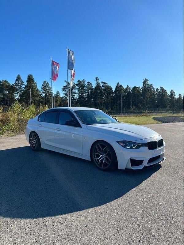 Vit Begagnad 2013 BMW 320 M Sport Sedan | 110 000 kr (Marknadspris) - Bild 1/4