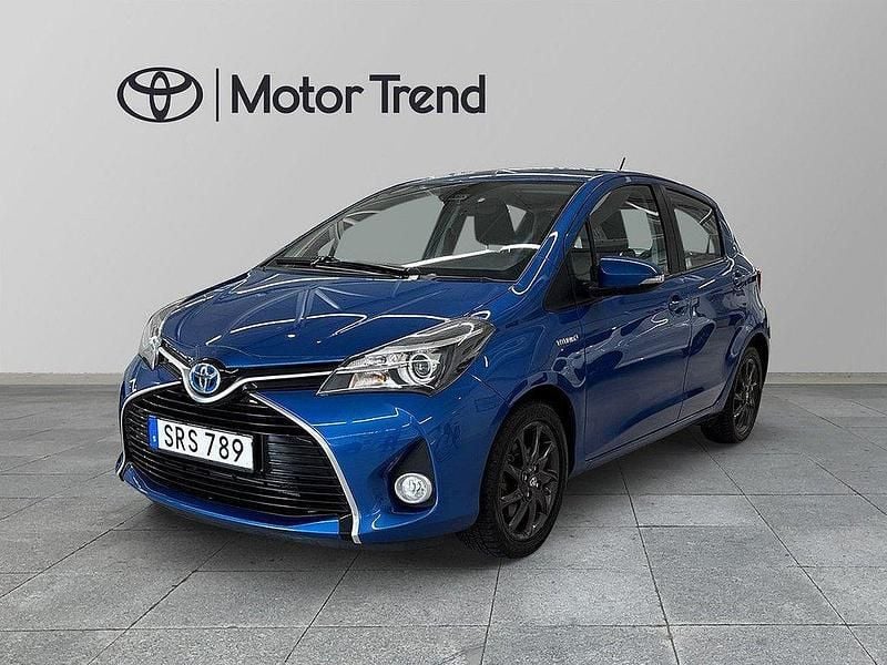 Blå Begagnad 2016 Toyota Yaris Hybrid Active Halvkombi | 129 900 kr (Marknadspris) - Bild 1/4
