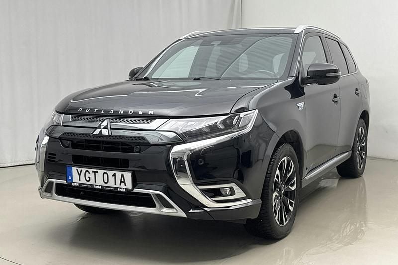 Svart Begagnad 2020 Mitsubishi Outlander SUV | 224 900 kr (Marknadspris) - Bild 1/4