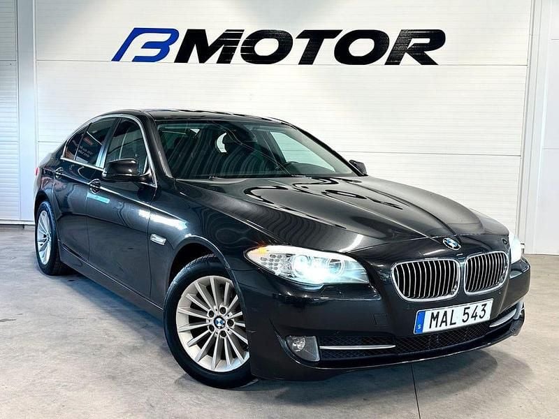 Grå Begagnad 2011 BMW 520 Sedan | 104 900 kr (Marknadspris) - Bild 1/4