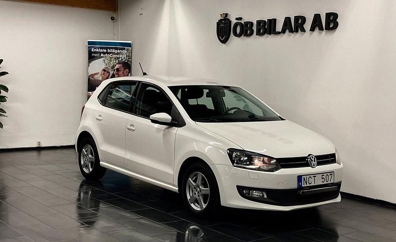 Vit Begagnad 2013 VW Polo Halvkombi | 64 900 kr (Marknadspris) - Bild 1/4