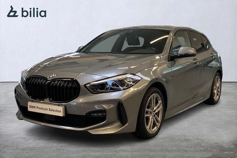 Grå Begagnad 2022 BMW 118 M Sport Halvkombi | 269 000 kr (Lite dyr) - Bild 1/4