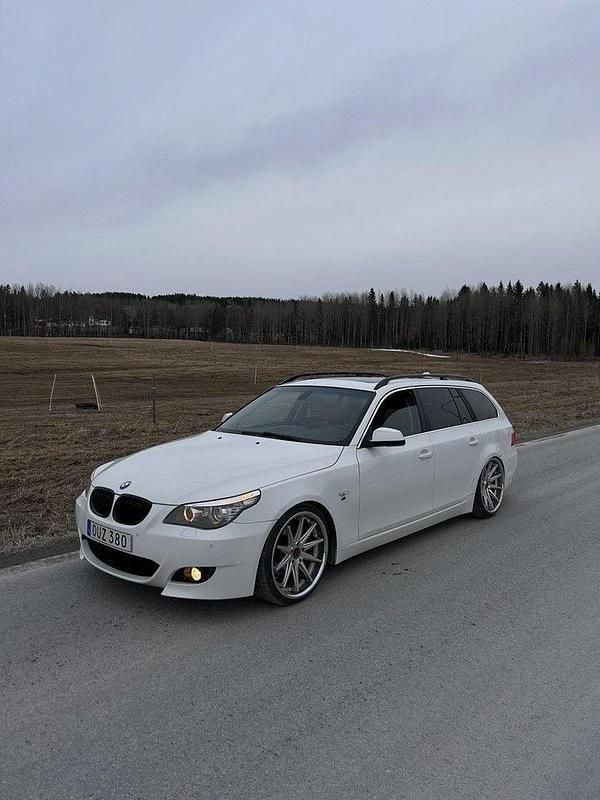 Vit Begagnad 2010 BMW 520 M Sport Kombi | 55 000 kr (Dyr) - Bild 1/4