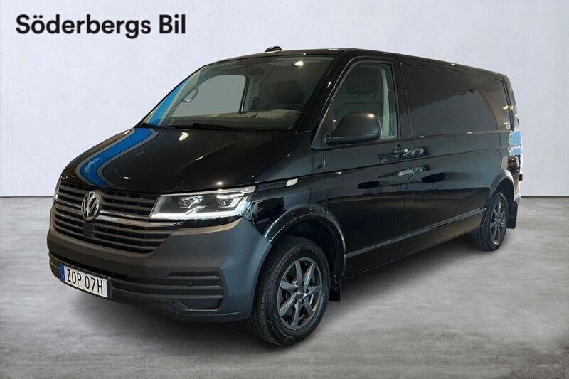 Svart (deep black pärleffekt) Begagnad 2023 VW T6.1 Van | 379 500 kr - Bild 1/4