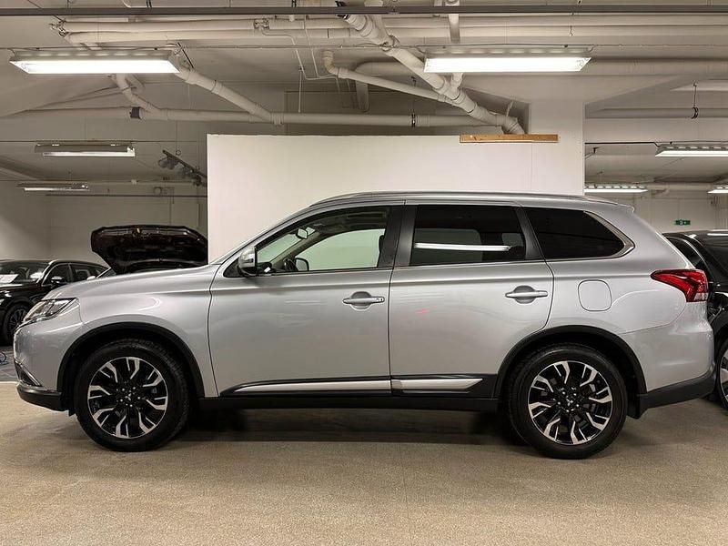 Begagnad Mitsubishi Outlander 150 HK (110 kW) 2016 Silver SUV