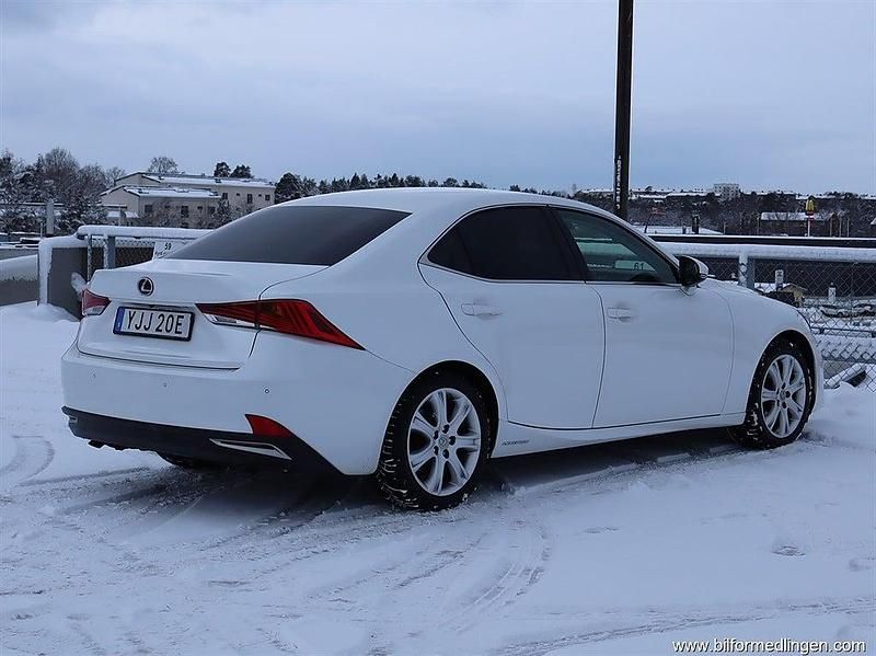 Begagnad Lexus IS300h 181 HK (133 kW) 2018 Vit Sedan