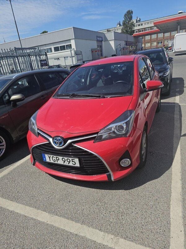 Röd Begagnad 2016 Toyota Yaris Hybrid Active Halvkombi | 110 000 kr (Marknadspris) - Bild 1/2