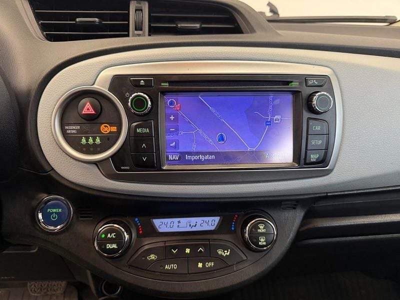 Begagnad Toyota Yaris Hybrid Active 101 HK (74 kW) 2013 Vit Halvkombi