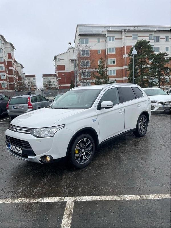 Vit Begagnad 2015 Mitsubishi Outlander P-HEV SUV | 149 000 kr (Marknadspris) - Bild 1/4