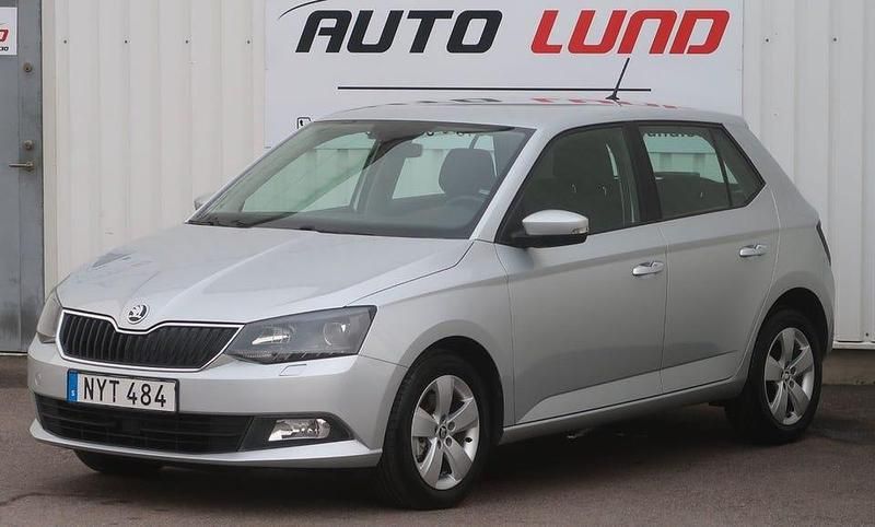 Silver (silvermetallic) Begagnad 2015 Skoda Fabia Elegance Halvkombi | 129 900 kr (Lite dyr) - Bild 1/4