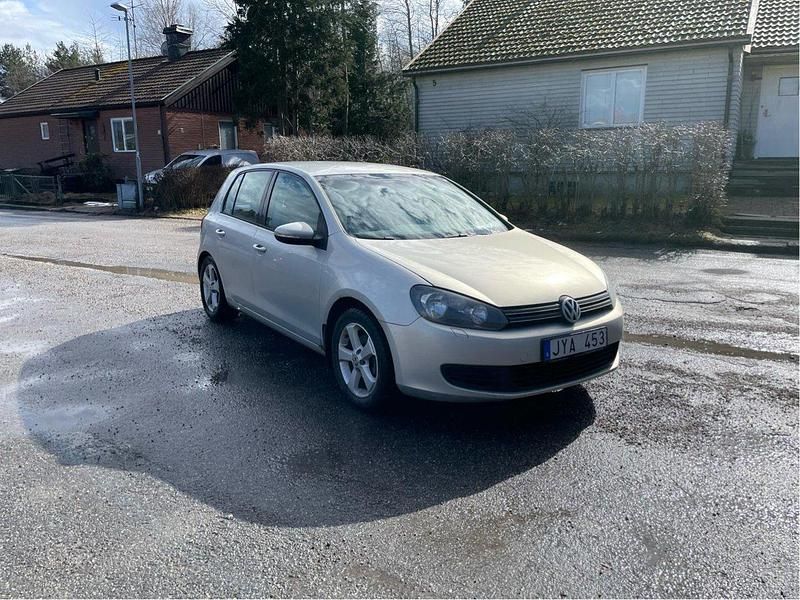 Brun Begagnad 2010 VW Golf VI Halvkombi | 39 900 kr (Superpris) - Bild 1/4