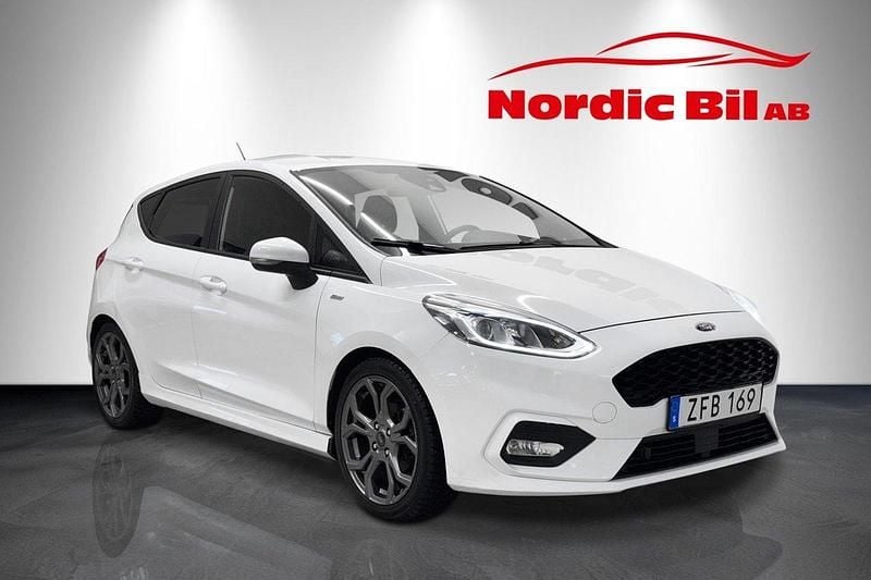 Vit Begagnad 2018 Ford Fiesta ST-Line Halvkombi | 109 900 kr (Dyr) - Bild 1/4