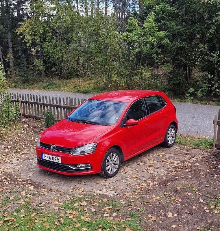 Röd Begagnad 2017 VW Polo Halvkombi | 99 000 kr (Bra pris) - Bild 1/4