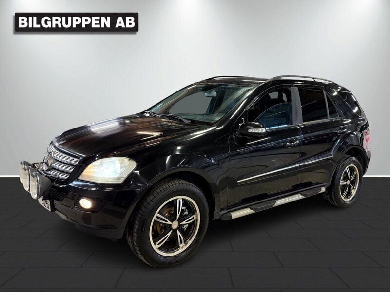 Svart Begagnad 2007 Mercedes ML320 SUV | 43 900 kr (Marknadspris) - Bild 1/4
