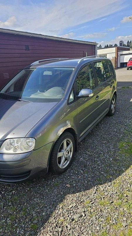 Grå Begagnad 2006 VW Touran Trendline Minibuss | 13 000 kr (Marknadspris) - Bild 1/4