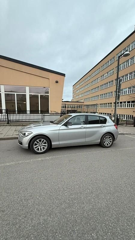 Begagnad 2014 BMW 118 Halvkombi | 144 900 kr (Bra pris) - Bild 1/4