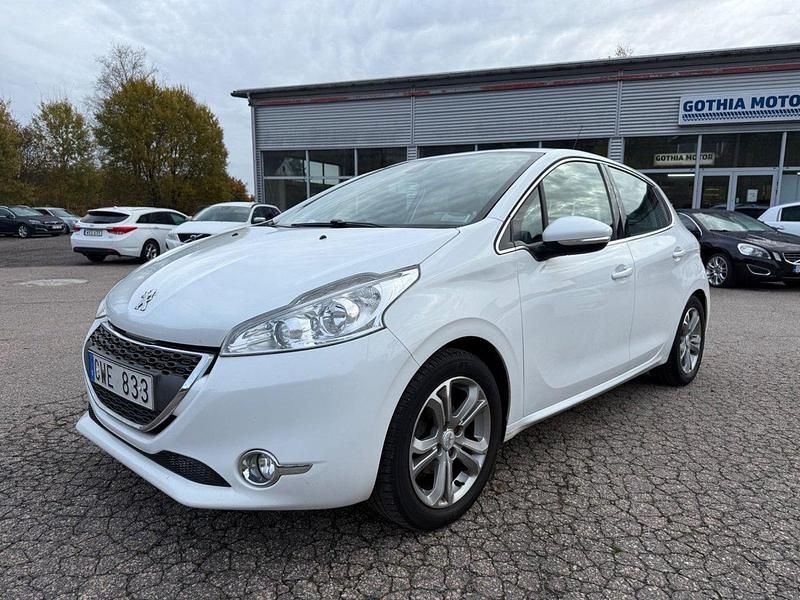 Vit Begagnad 2012 Peugeot 208 Halvkombi | 61 900 kr (Marknadspris) - Bild 1/4