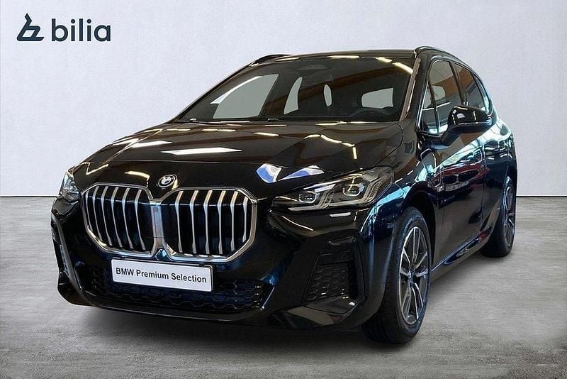 Svart Begagnad 2024 BMW 225 M Sport Minibuss | 429 000 kr (Superpris) - Bild 1/4