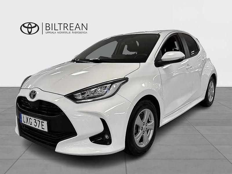 Vit Begagnad 2022 Toyota Yaris Hybrid Active Halvkombi | 229 900 kr (Marknadspris) - Bild 1/3