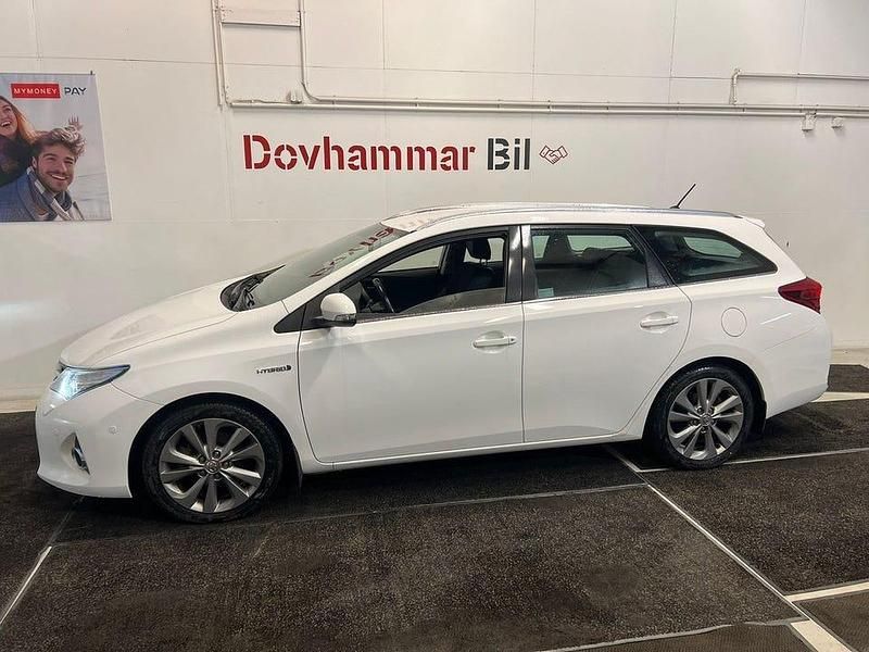 Begagnad Toyota Auris Hybrid Executive 136 HK (100 kW) 2014 Vit