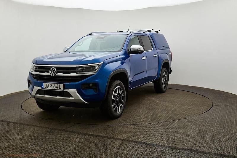 Mörkblå (blå) Begagnad 2023 VW Amarok Style Pickup | 599 000 kr (Bra pris) - Bild 1/4