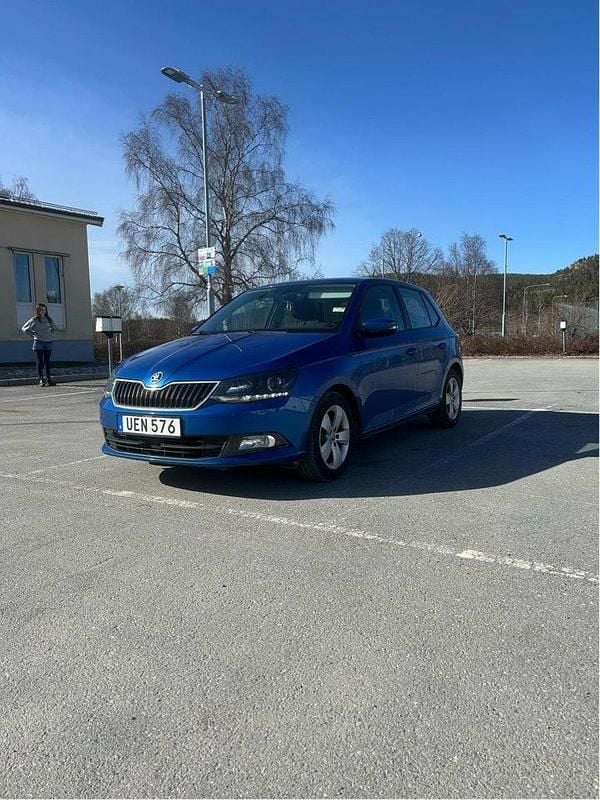 Blå Begagnad 2016 Skoda Fabia Elegance Halvkombi | 100 000 kr (Marknadspris) - Bild 1/1