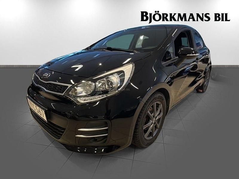 Svart Begagnad 2016 Kia Rio Halvkombi | 129 000 kr (Dyr) - Bild 1/4