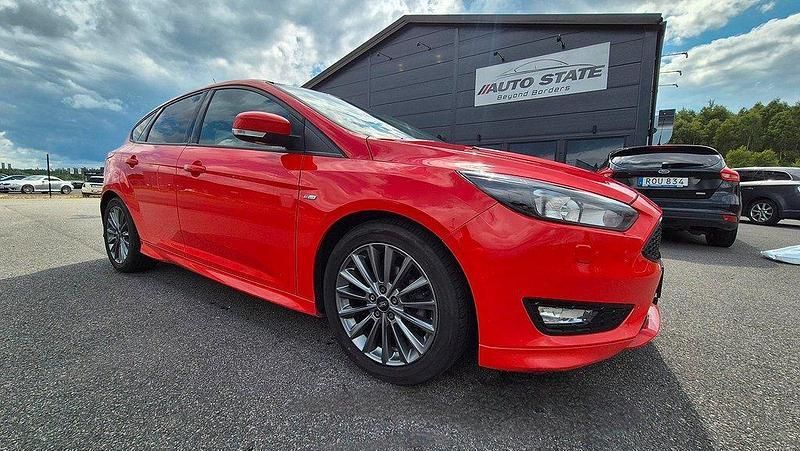 Röd Begagnad 2016 Ford Focus ST-Line Halvkombi | 94 900 kr (Marknadspris) - Bild 1/4